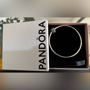 PANDORA - Moments Sterling Silver Encircled Clasp Bangle (AUTHENTIC) New